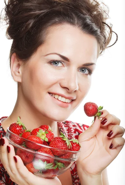 Χαρούμενη χαμογελαστή γυναίκα με φράουλα — Φωτογραφία Αρχείου