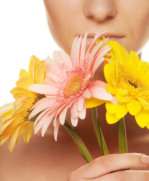 Frau mit Gerberblumen — Stockfoto