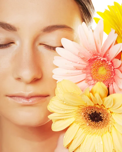 Vrouw met bloemen gerber — Stockfoto