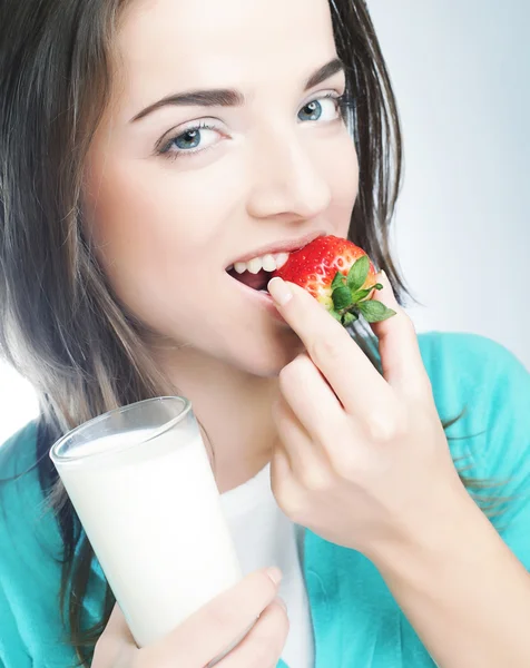 젖과 딸기를 먹은 여성 — 스톡 사진
