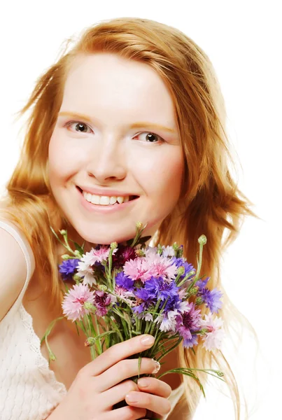 Ung vacker kvinna med blommor — Stockfoto