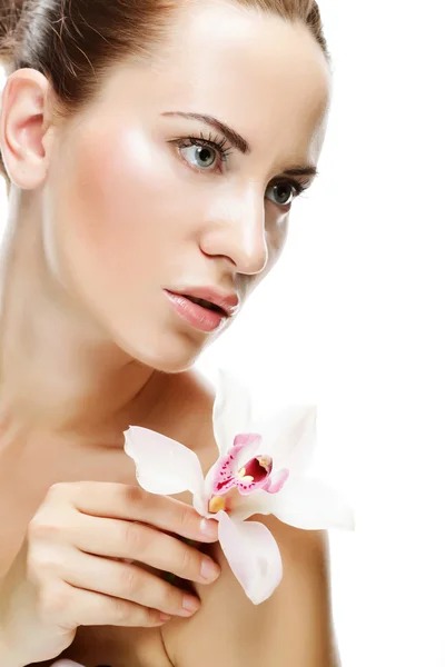 Mujer con flor de orquídea —  Fotos de Stock