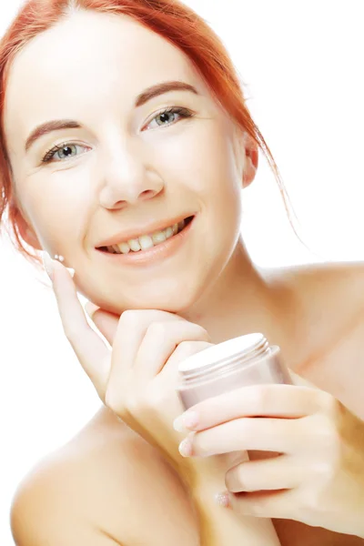 Joven mujer aplicando crema en su cara — Foto de Stock