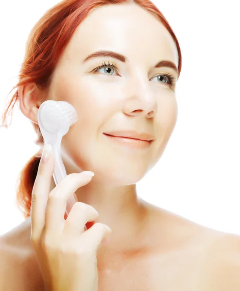 Girl cleaning face with peeling brush — Stock Photo, Image