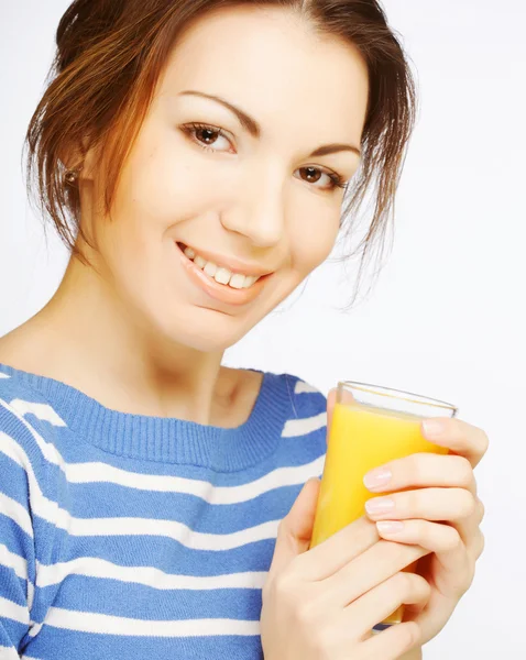 Femme avec du jus d'orange sur fond blanc — Photo