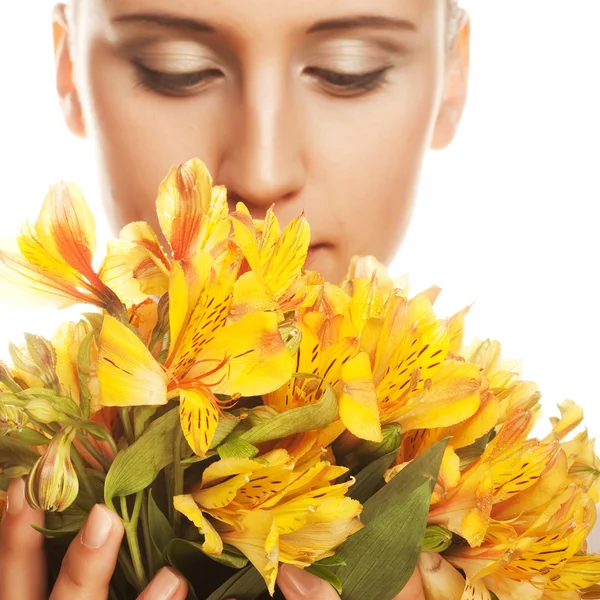 Frau mit gelber Blume — Stockfoto