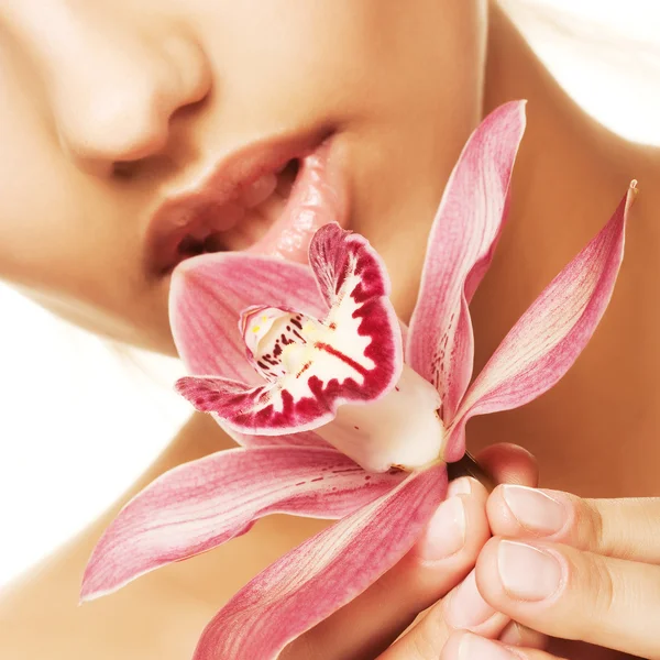 Menina segurando flor de orquídea — Fotografia de Stock