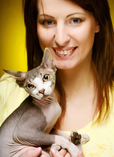 Junge Frau mit spaßiger Sphinx-Katze — Stockfoto