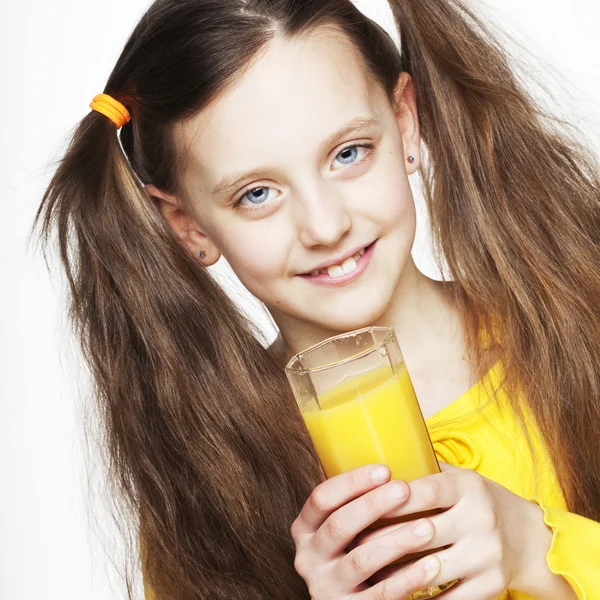 Chica beber jugo de naranja — Foto de Stock