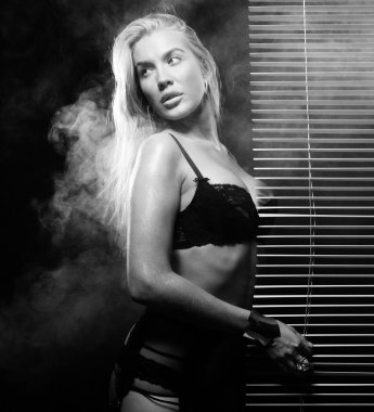 İç çamaşırlı seksi kadın.