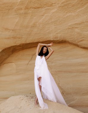 çekici bir kadın çölde