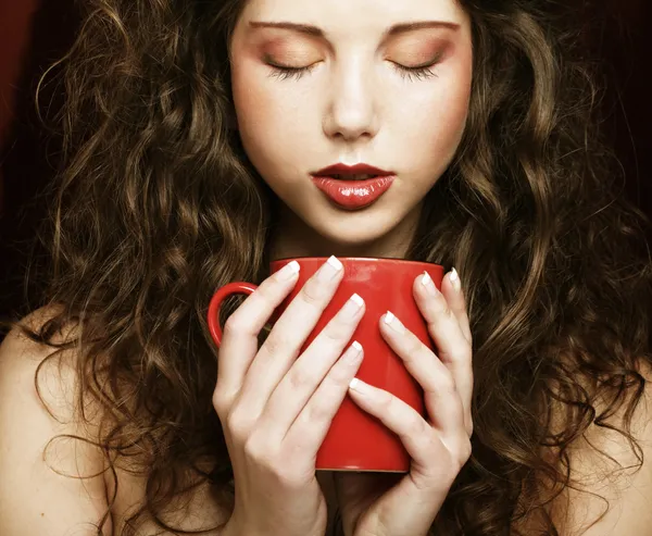 Jolie femme buvant du café — Photo