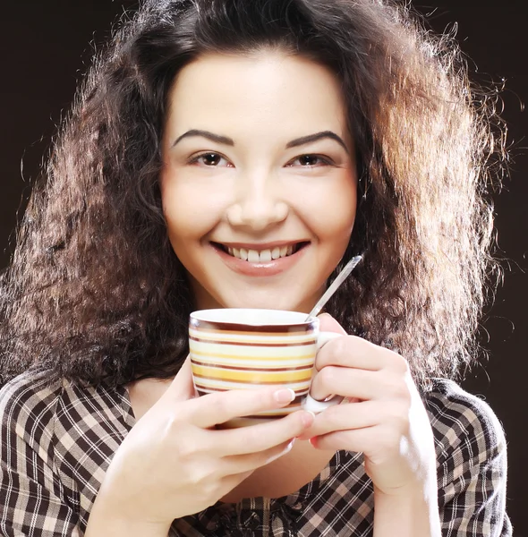 Donna con un caffè aromatico — Foto Stock