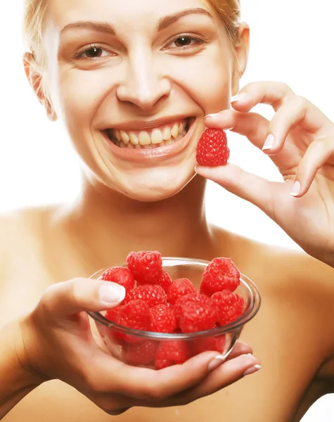 Blonde Frau mit Himbeeren — Stockfoto