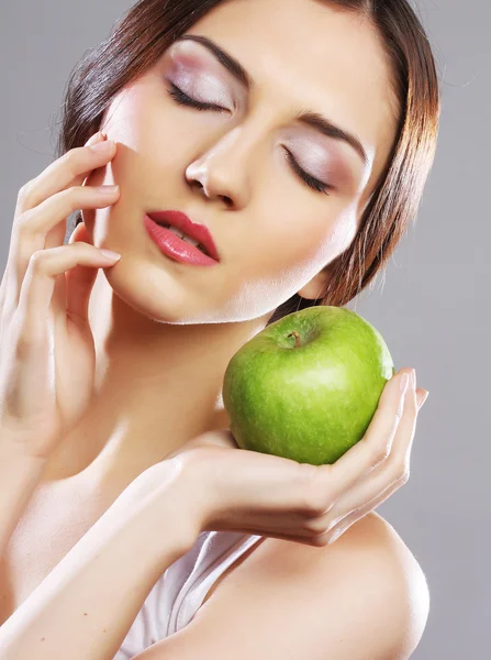 Mujer joven con manzana verde — Foto de Stock