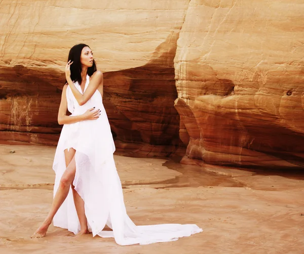 Žena v bílých šatech, tančí na poušti — Stock fotografie