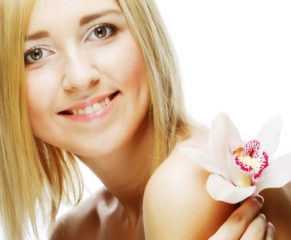Krásná žena s růžovou květinou — Stock fotografie