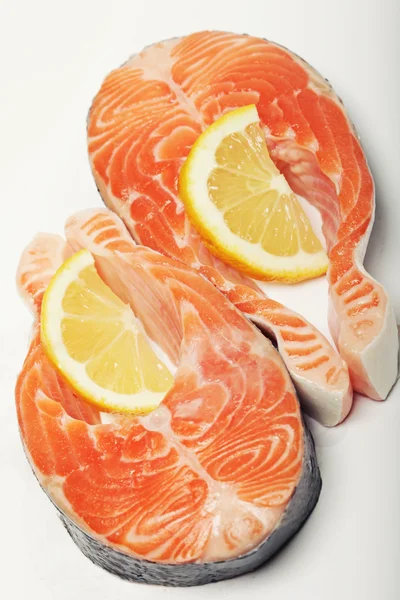 Lachs. Frisches rotes Fischsteak mit rohem Lachs. — Stockfoto