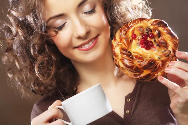 Kvinna med kaffe och dessert — Stockfoto