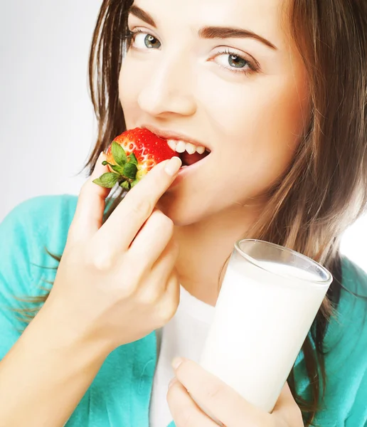 Frau mit Milch und Erdbeere — Stockfoto