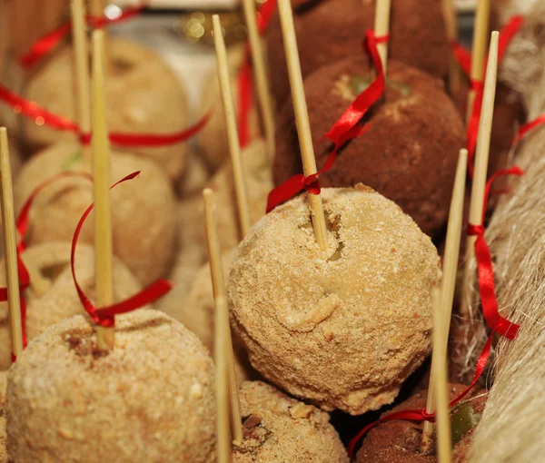 Vassoio pieno di caramello e mele candite. — Foto Stock