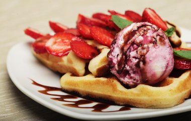 Çilekli waffle ve dondurma.