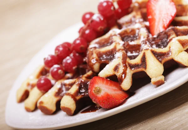 Çilekli ve böğürtlenli waffle — Stok fotoğraf