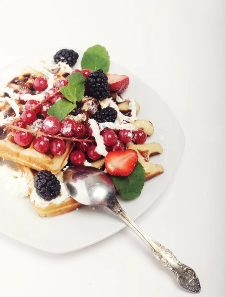 Wafels met aardbeien en bramen — Stockfoto