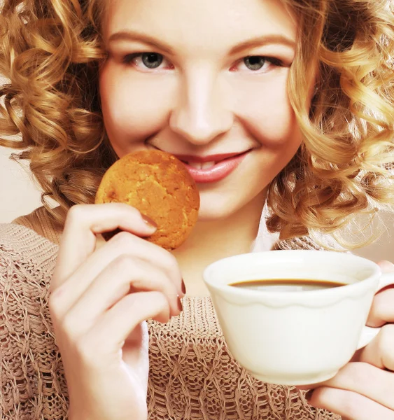 Femme avec café et biscuits — Photo