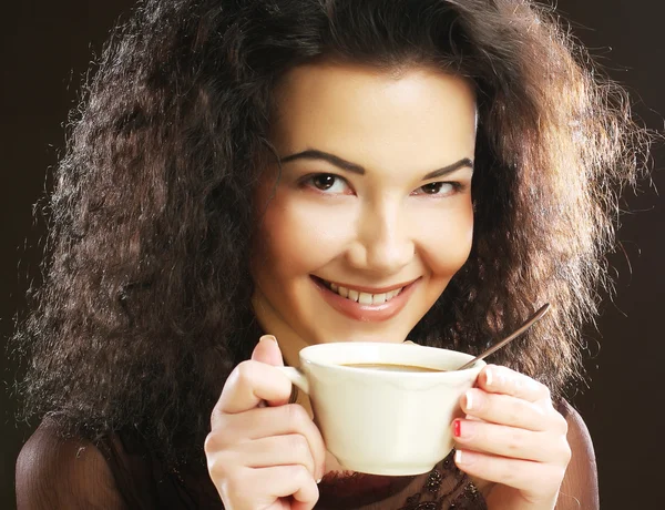 香り豊かなコーヒーを持つ女性 — ストック写真