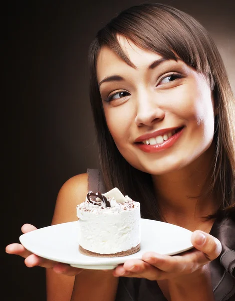 Jonge vrouw met een taart — Stockfoto