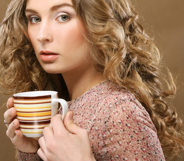 Jeune jolie femme boire du café — Photo