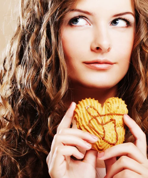 Skönhet flicka med cookie — Stockfoto