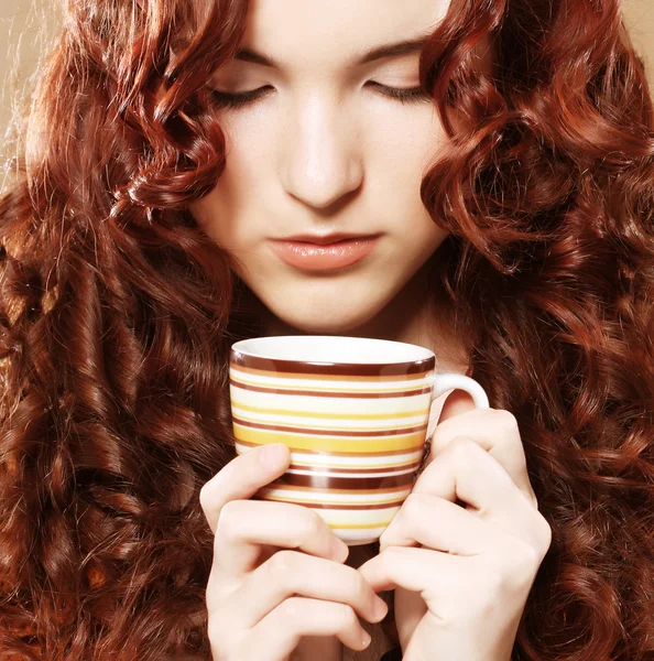 Молодая красивая женщина пьет кофе — стоковое фото
