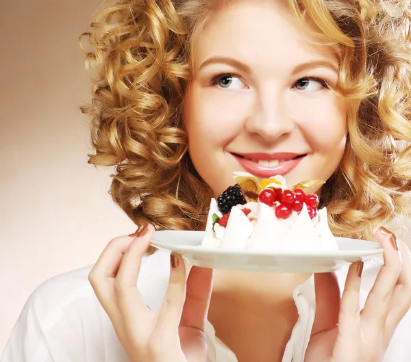 Jonge vrouw met een taart — Stockfoto