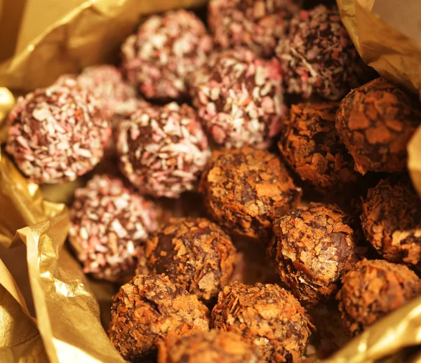 Caramelos de chocolate en una caja —  Fotos de Stock