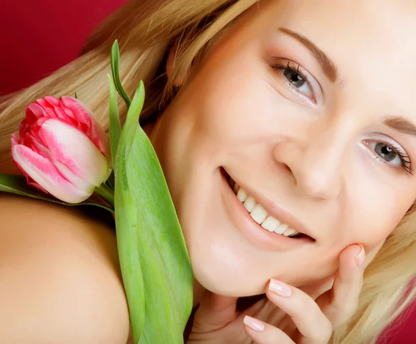 Blond kvinna med rosa tulpan — Stockfoto