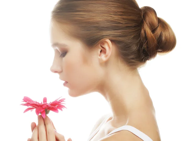 Schöne junge Frau mit Gerberblume — Stockfoto