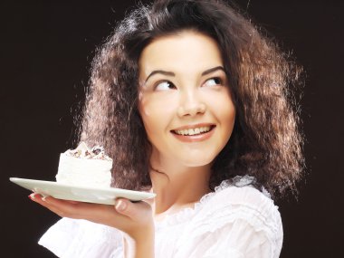 Elinde pasta olan genç bir kadın.