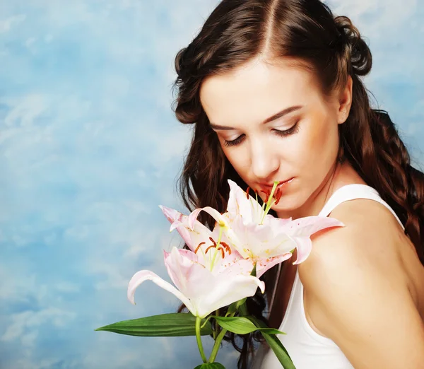 Bella donna con un giglio fiori — Foto Stock