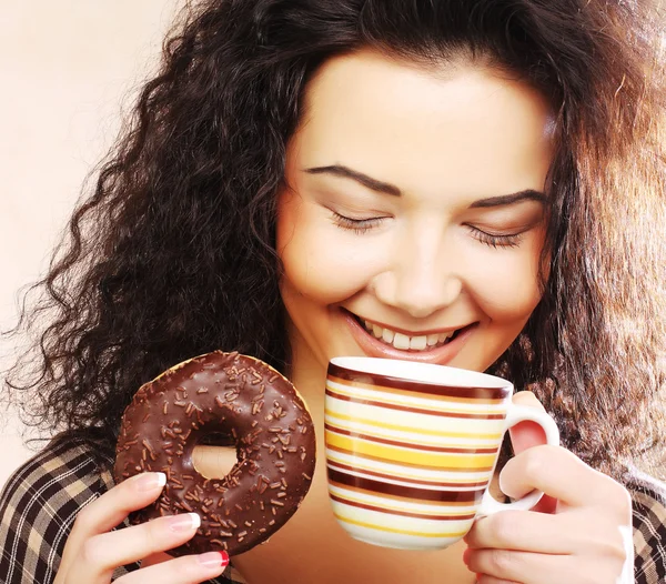 Woman holding donut and coffee — Stock Photo, Image