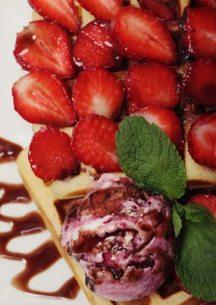 Çilekli waffle ve dondurma. — Stok fotoğraf