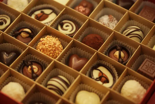 Doces de chocolate em uma caixa — Fotografia de Stock