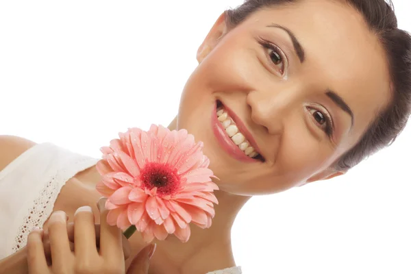 Mooie jonge vrouw met gerber bloem — Stockfoto