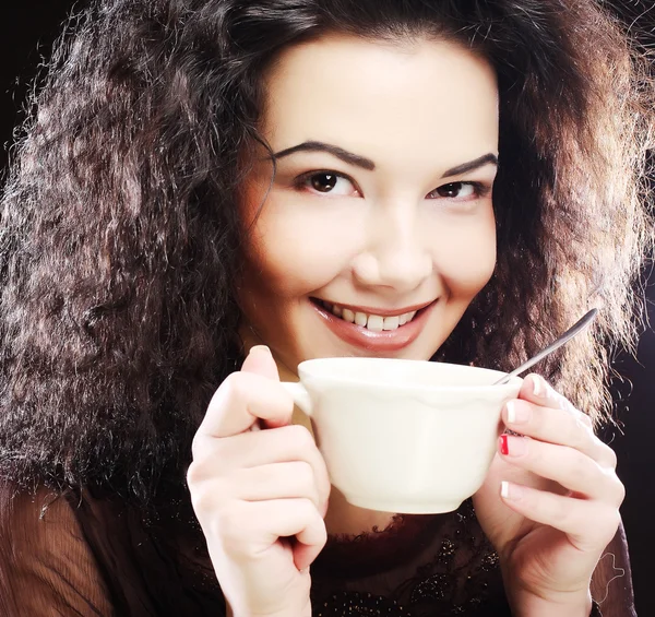 Vrouw die koffie drinkt — Stockfoto