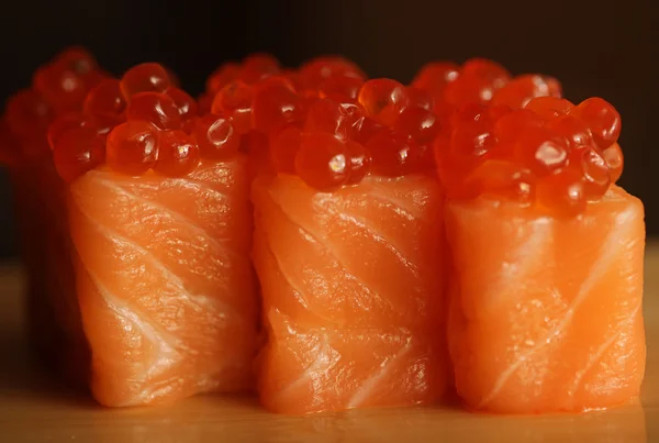 Rolos com salmão e caviar vermelho — Fotografia de Stock