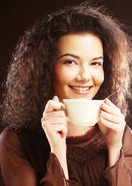 Frau trinkt Kaffee — Stockfoto