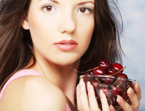 Mulher com cerejas — Fotografia de Stock