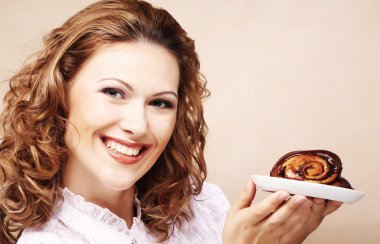 Kadın pasta ile gülüyor