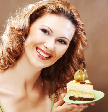 lezzetli pasta kadar tutan genç kadın